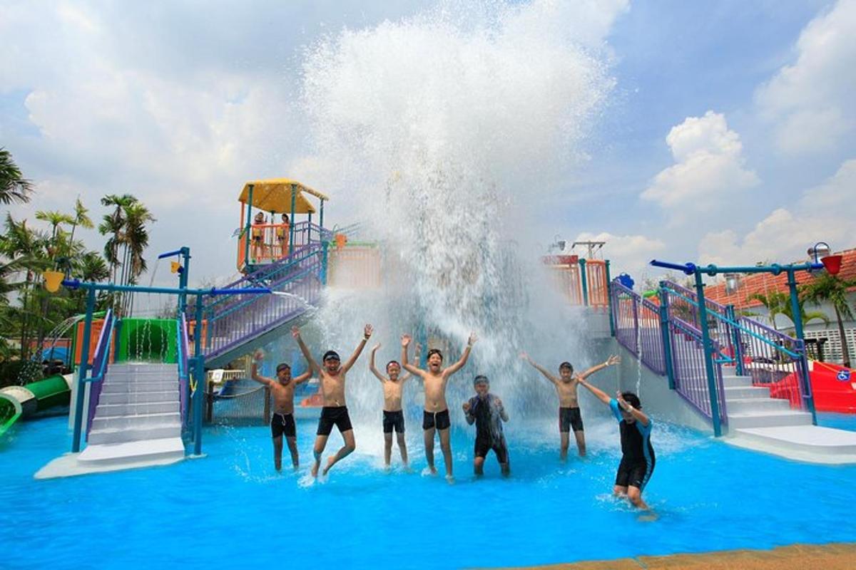 Un grupo de personas en un tobogán de agua en un parque acuático.
