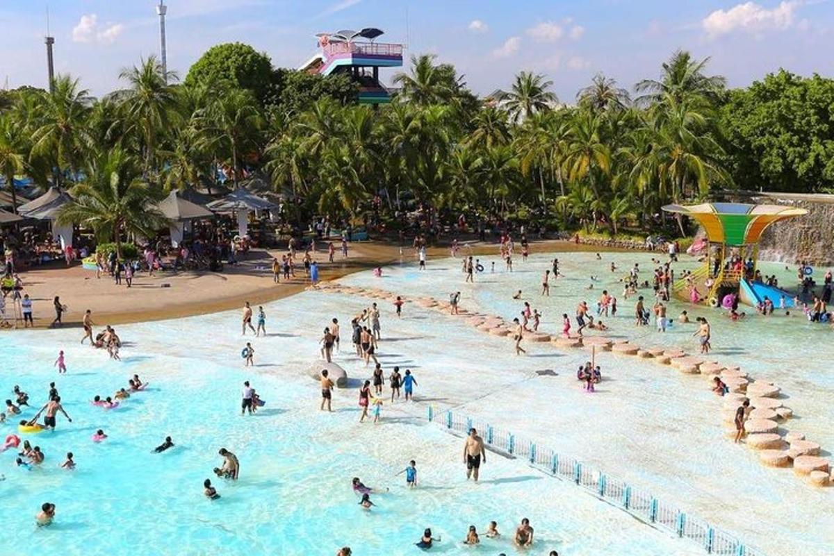 un grupo de personas en una piscina en un parque acuático