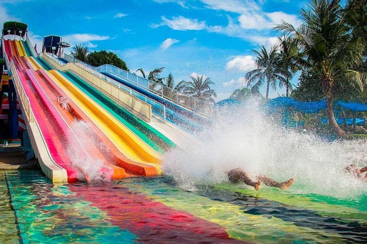 Un tobogán de colores del arco iris en un parque acuático.