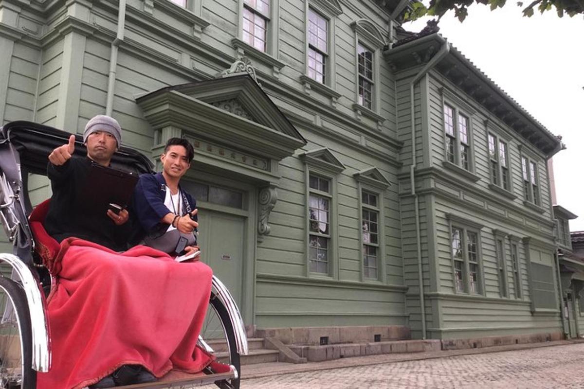 两名男子乘坐马车在建筑物前