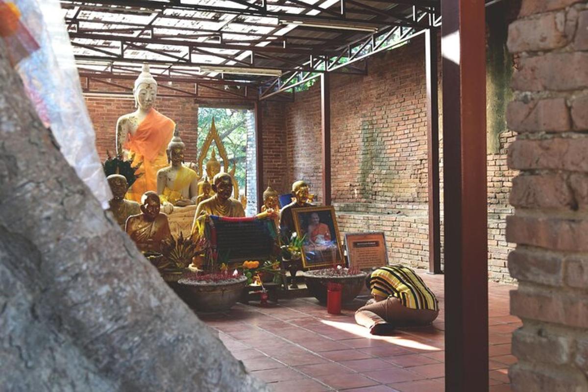 um grupo de pessoas sentadas em uma sala com uma estátua