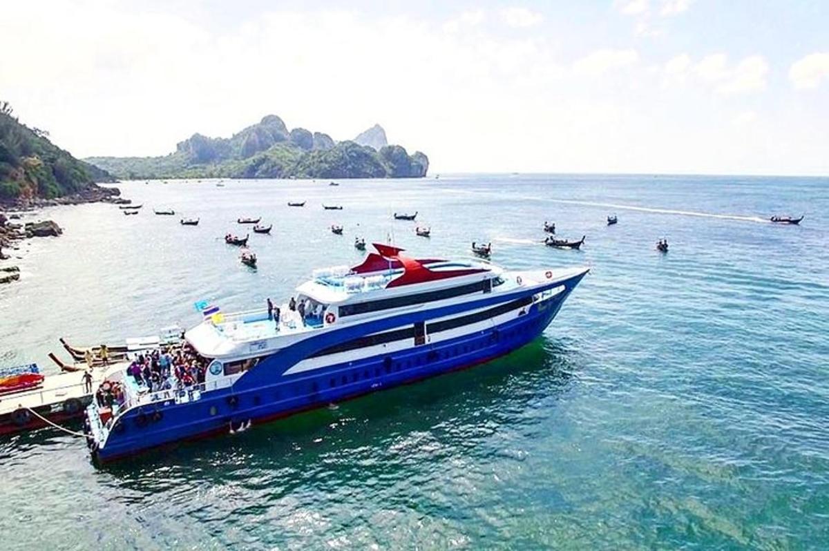 una grande barca blu in acqua con altre barche