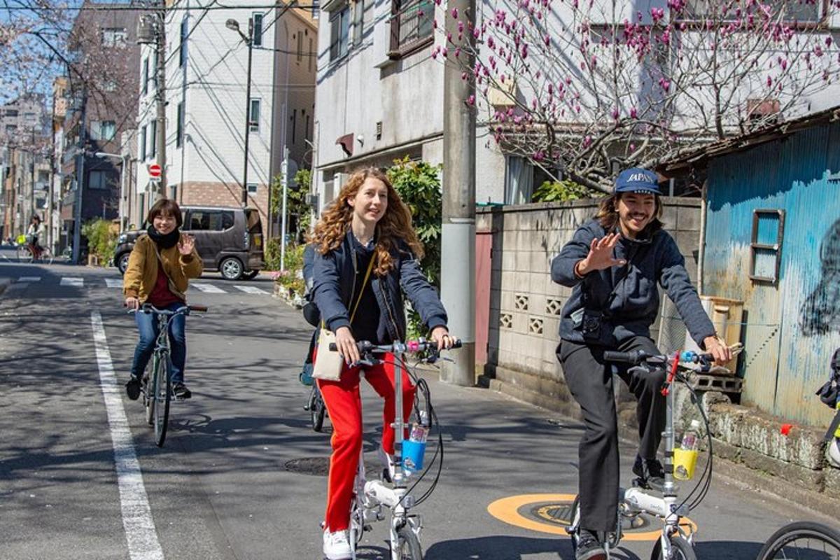Un grupo de personas andando en bicicleta por una calle.