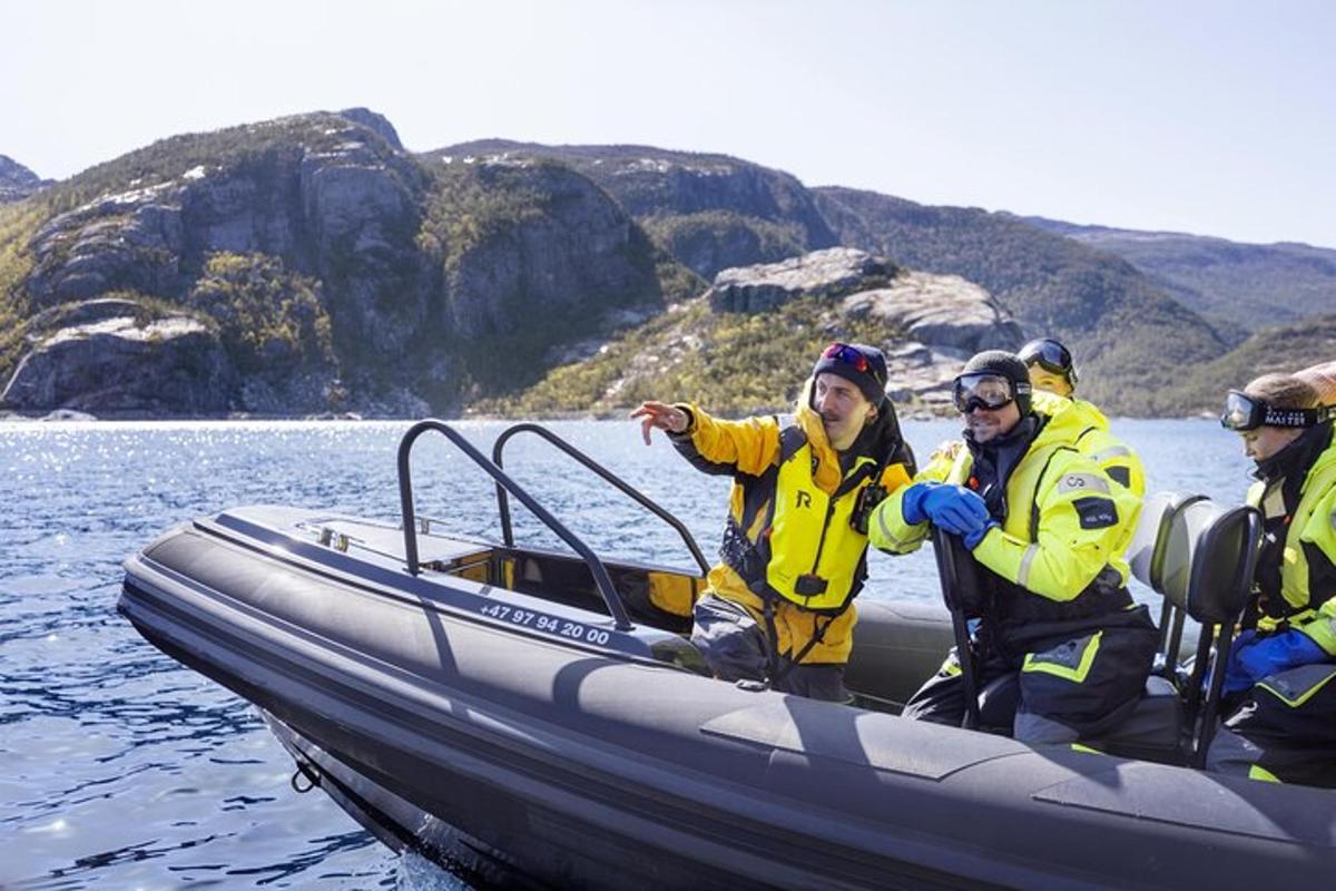 um grupo de pessoas em um barco na água