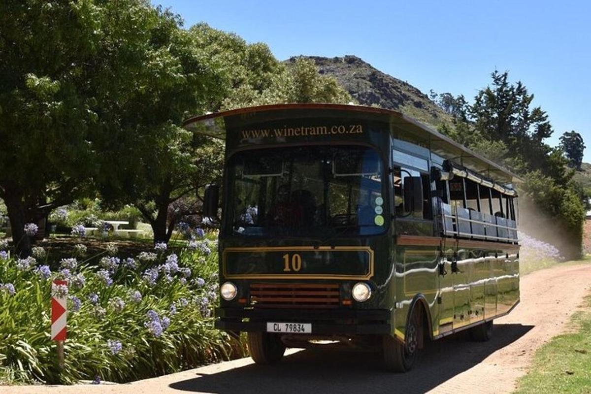 autobus jedoucí po prašné cestě vedle květin