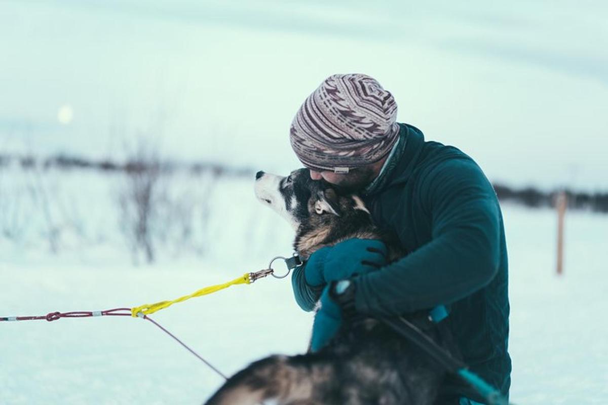maður heldur hundi í taumi