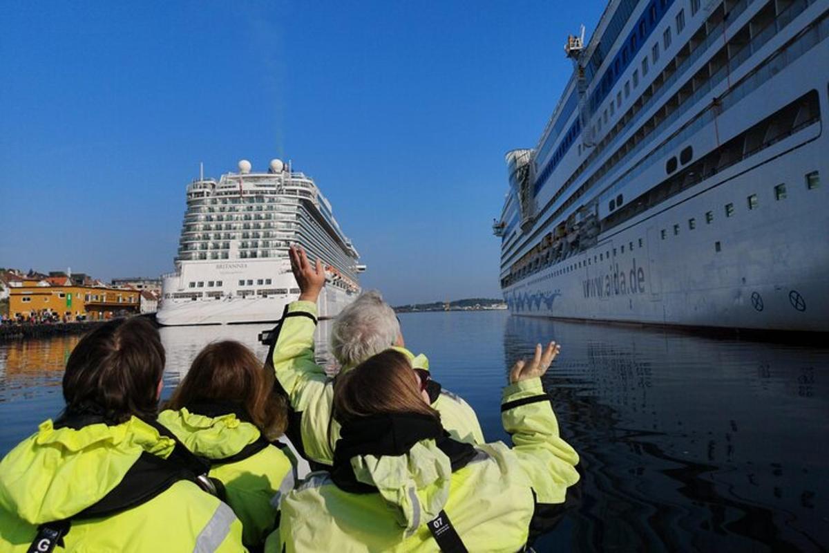 um grupo de pessoas olhando para um navio de cruzeiro