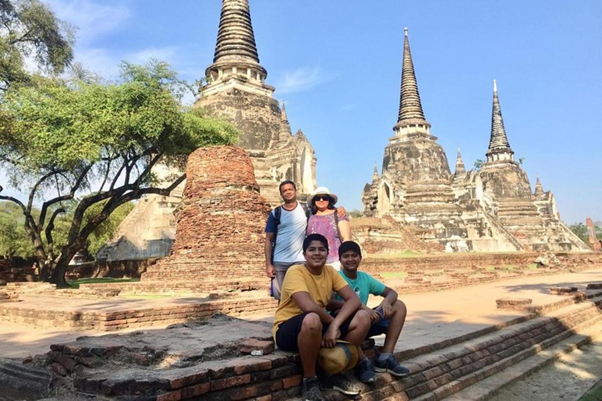 isang grupo ng mga tao na nag-pose sa harap ng isang templo