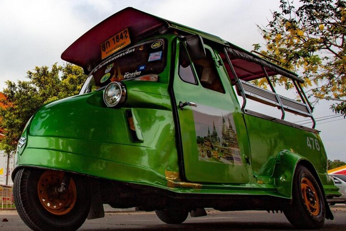 uma van verde está estacionada em uma rua