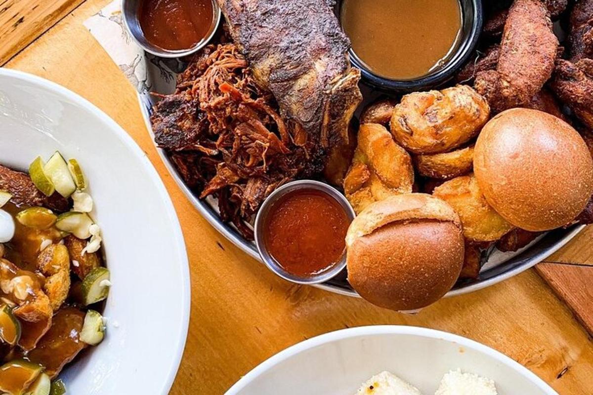 Una mesa cubierta con platos de comida y cuencos de salsas.