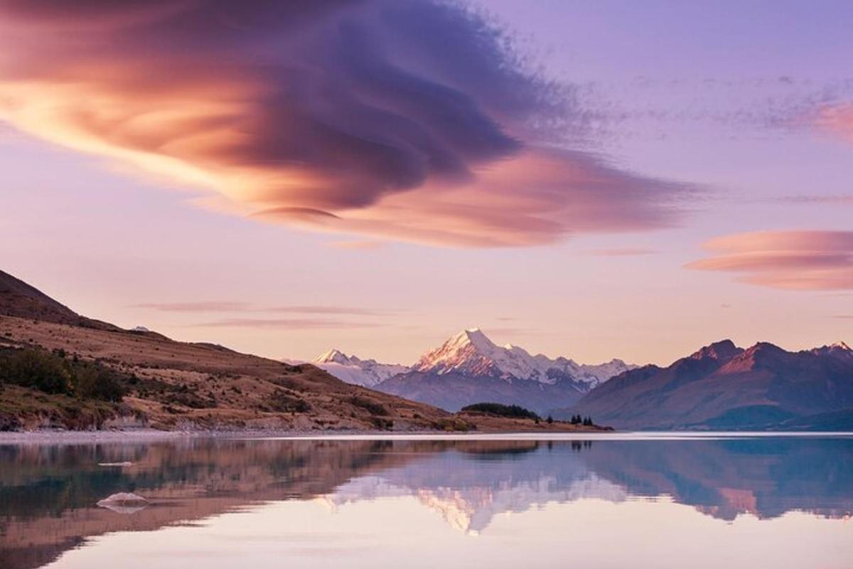 una gran masa de agua con montañas al fondo
