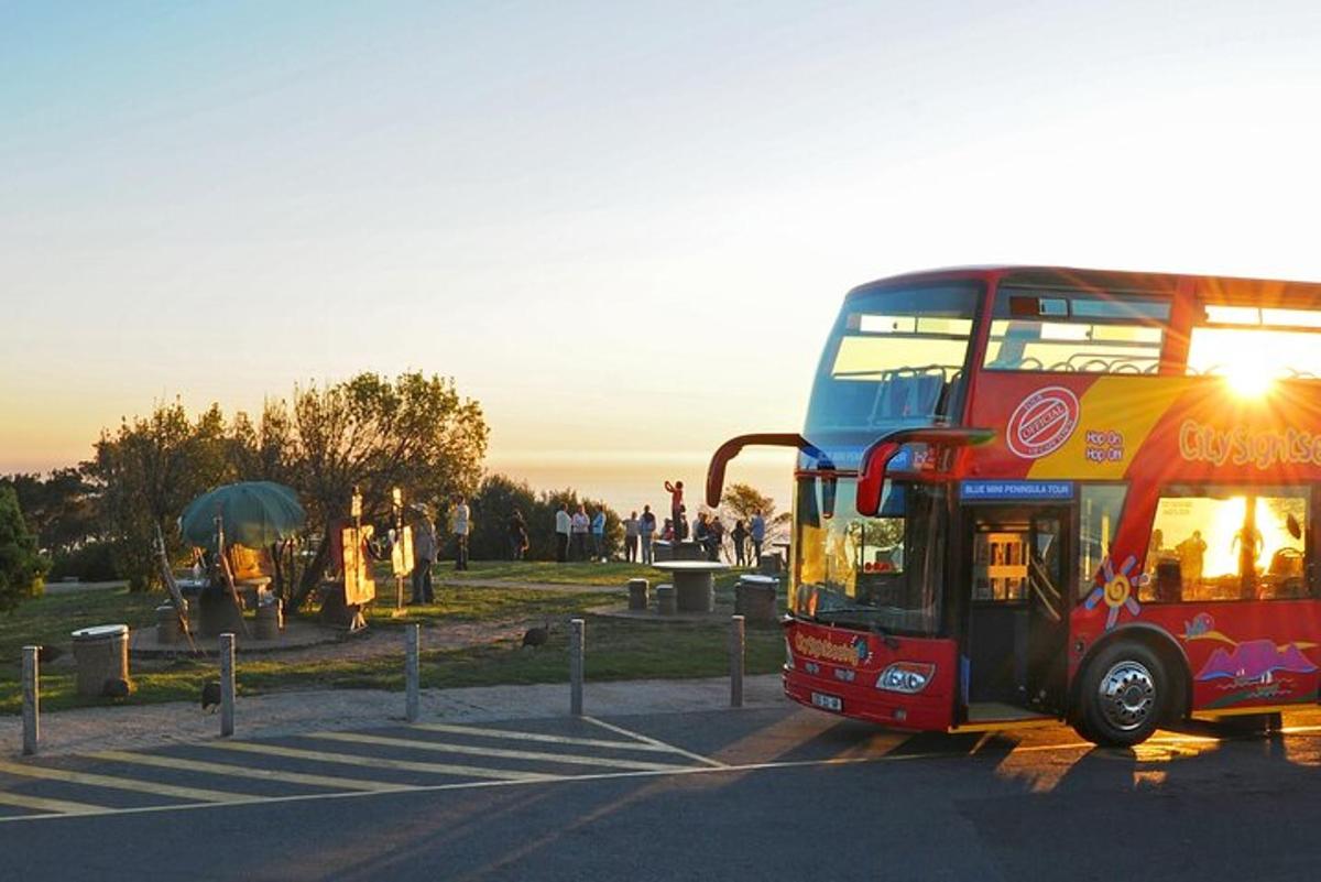 un autobus a due piani che percorre una strada