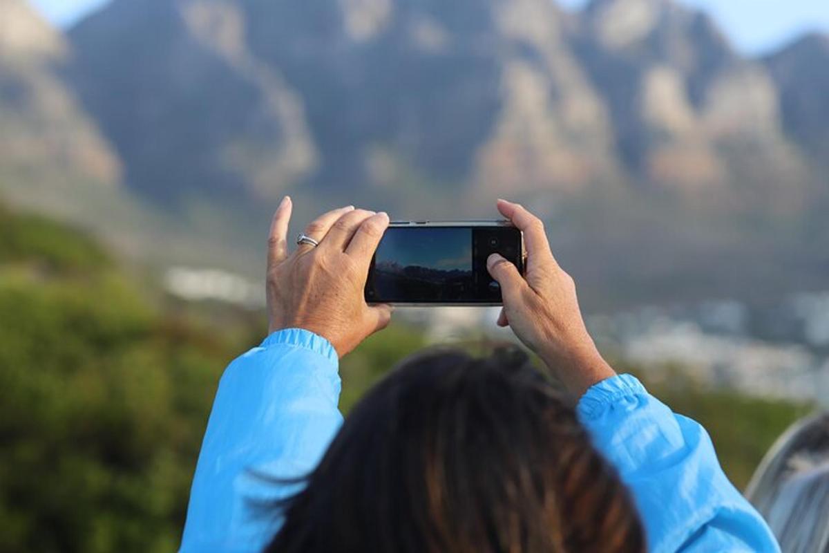 una donna che scatta una foto con il suo cellulare