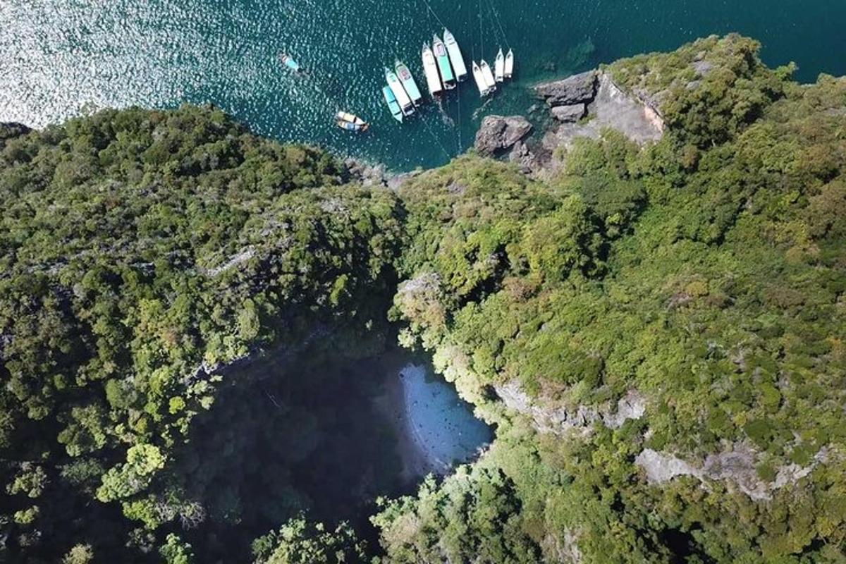 una vista aérea de un lago en una montaña