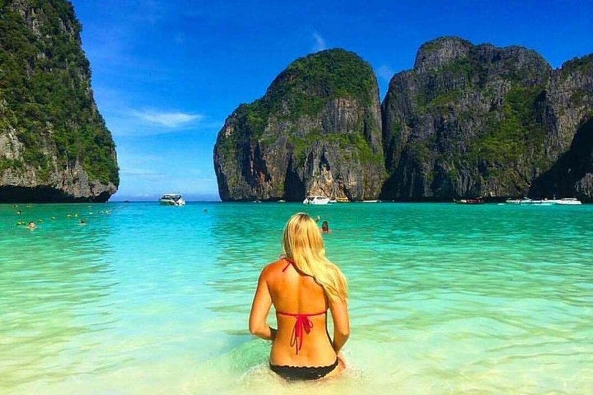 ženska v vodi na plaži na Filipinih