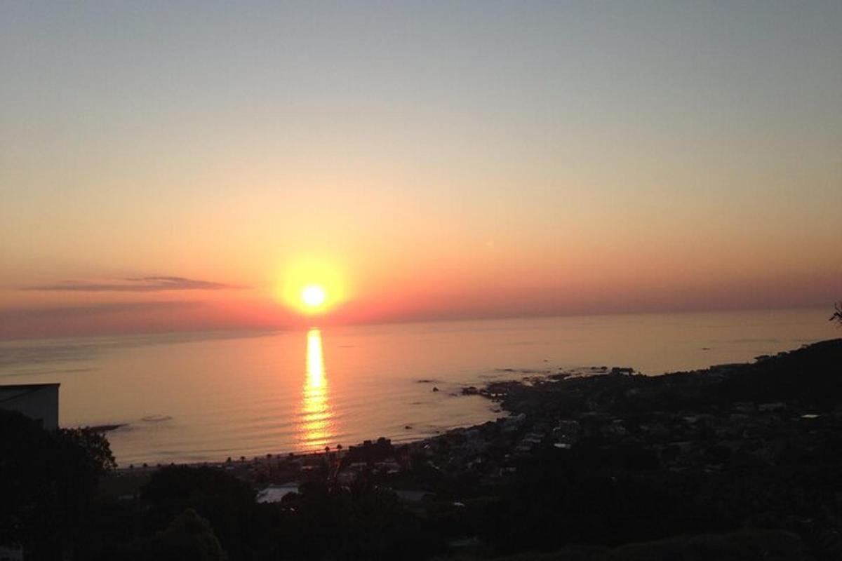 un tramonto sull'oceano con il sole che tramonta