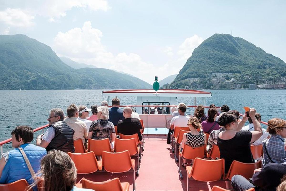 un grupo de personas en un barco en el agua