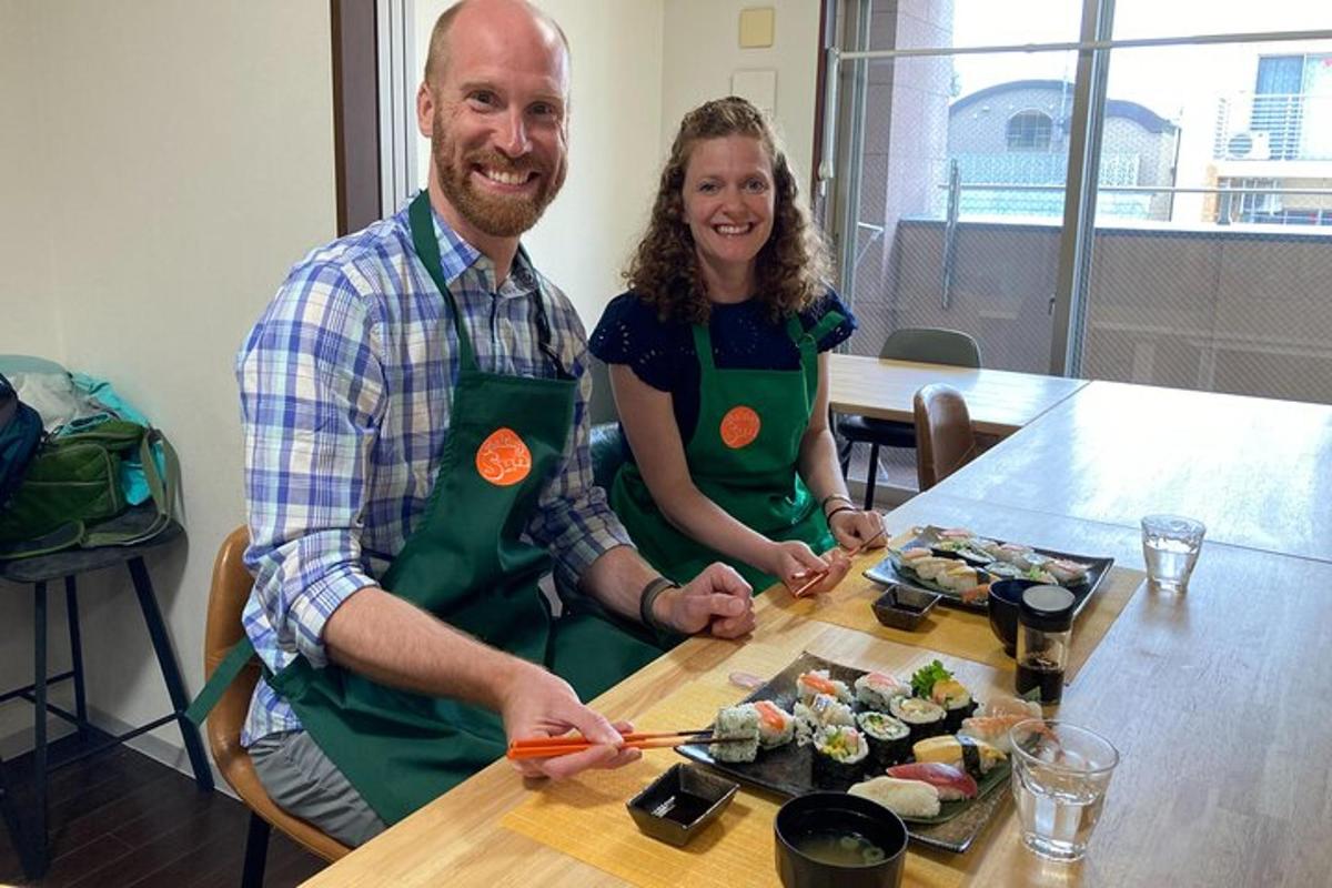 un uomo e una donna seduti a un tavolo con del sushi