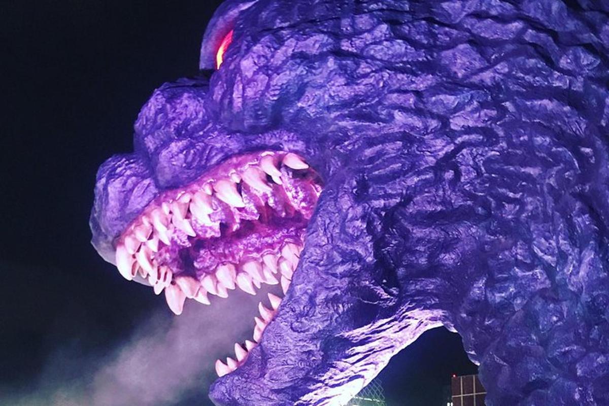 egy nyitott szájú sárkány szobra