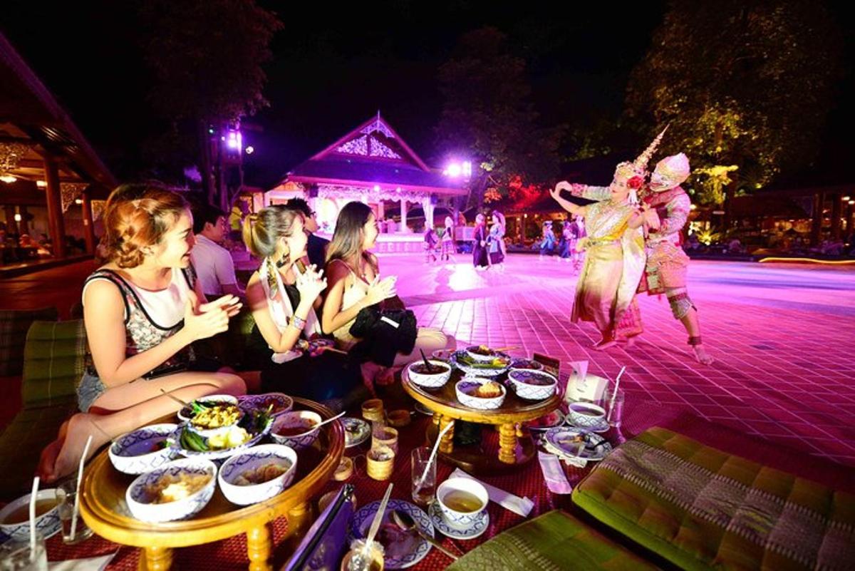 Un grupo de personas sentadas alrededor de una mesa con comida.