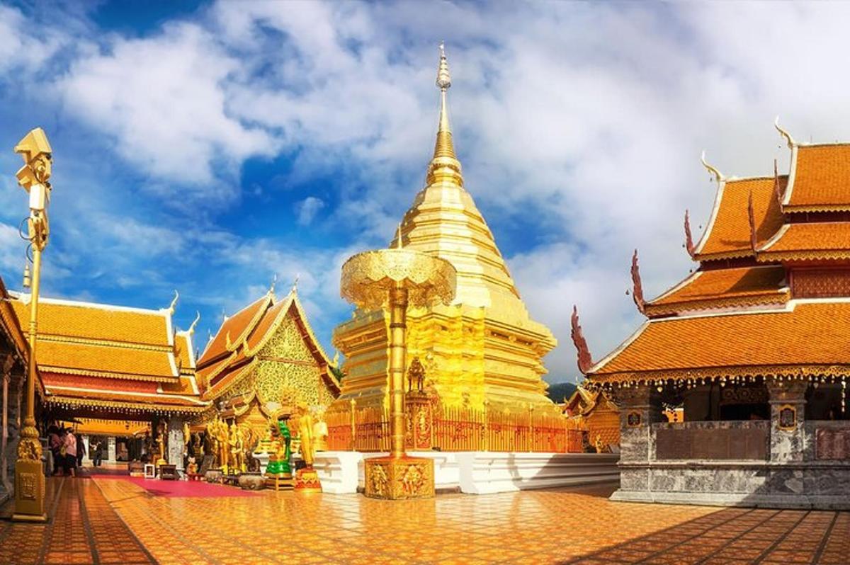 zlatá pagoda s křížem na vrcholu budovy