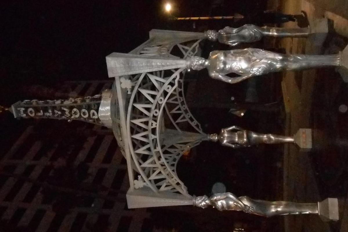 metalliesine, joka näyttää Eiffel-tornilta