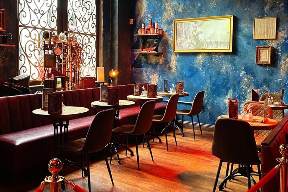 uma sala com mesas e cadeiras em um restaurante