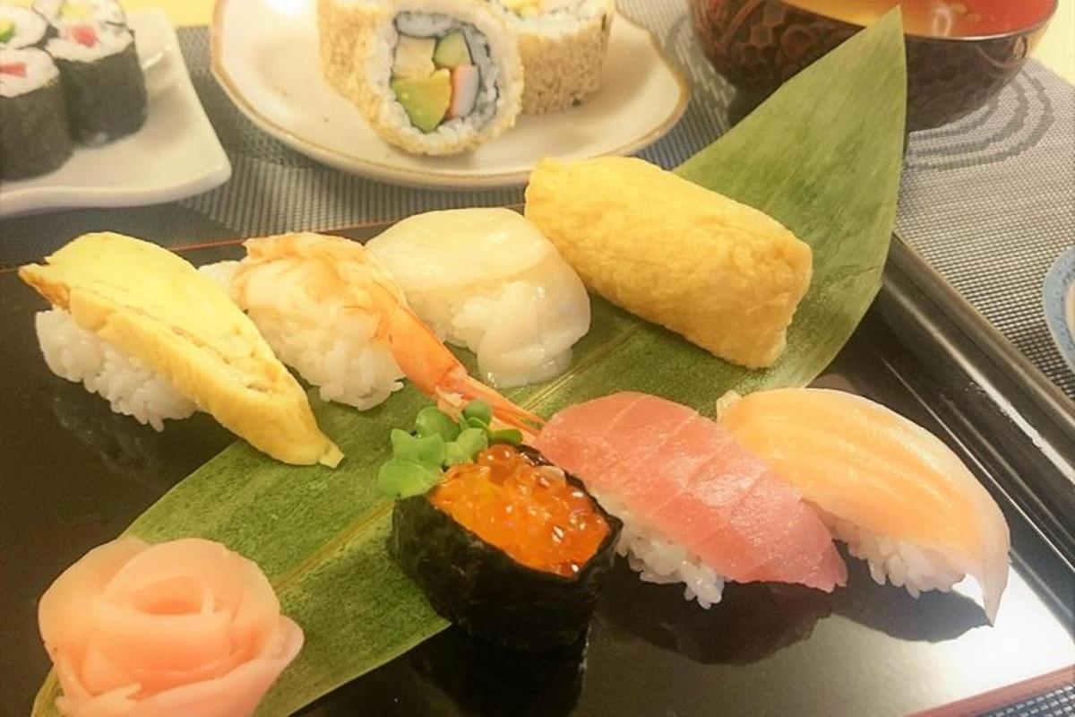 diskur af sushi á bakka á borði