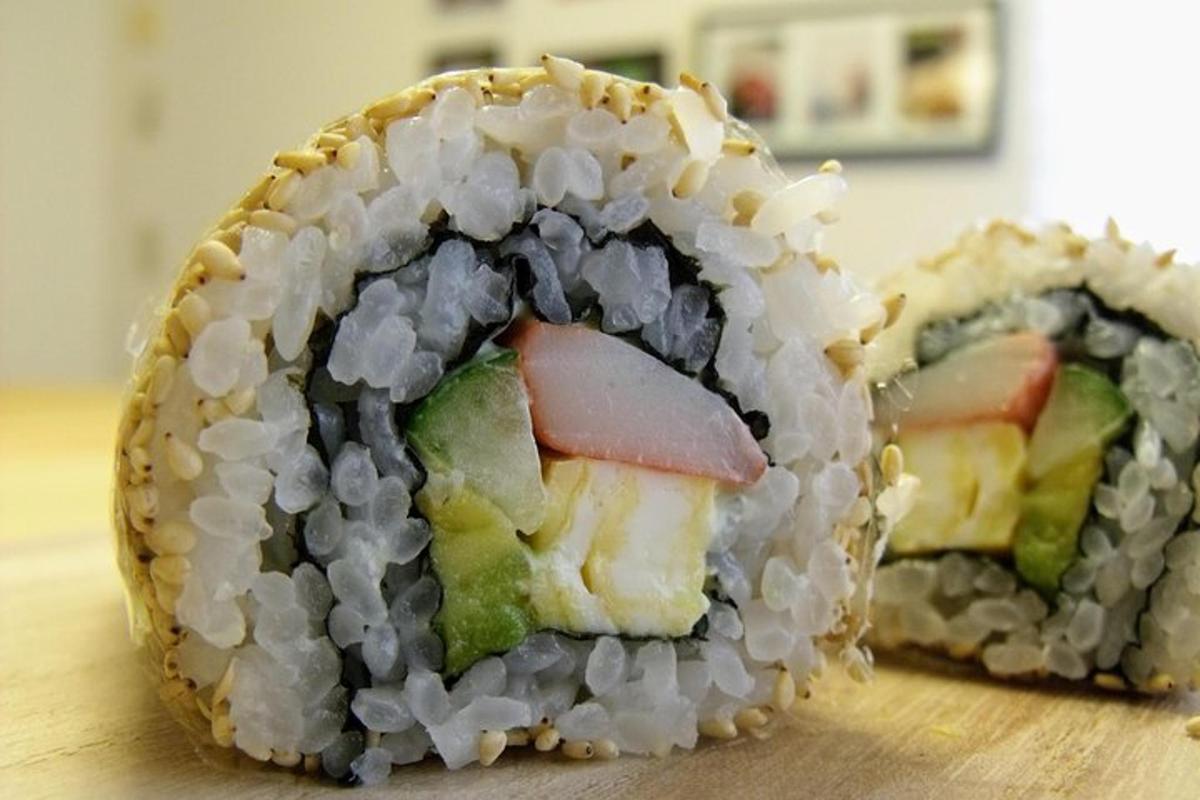 Tvær sushi-rúllur á borði