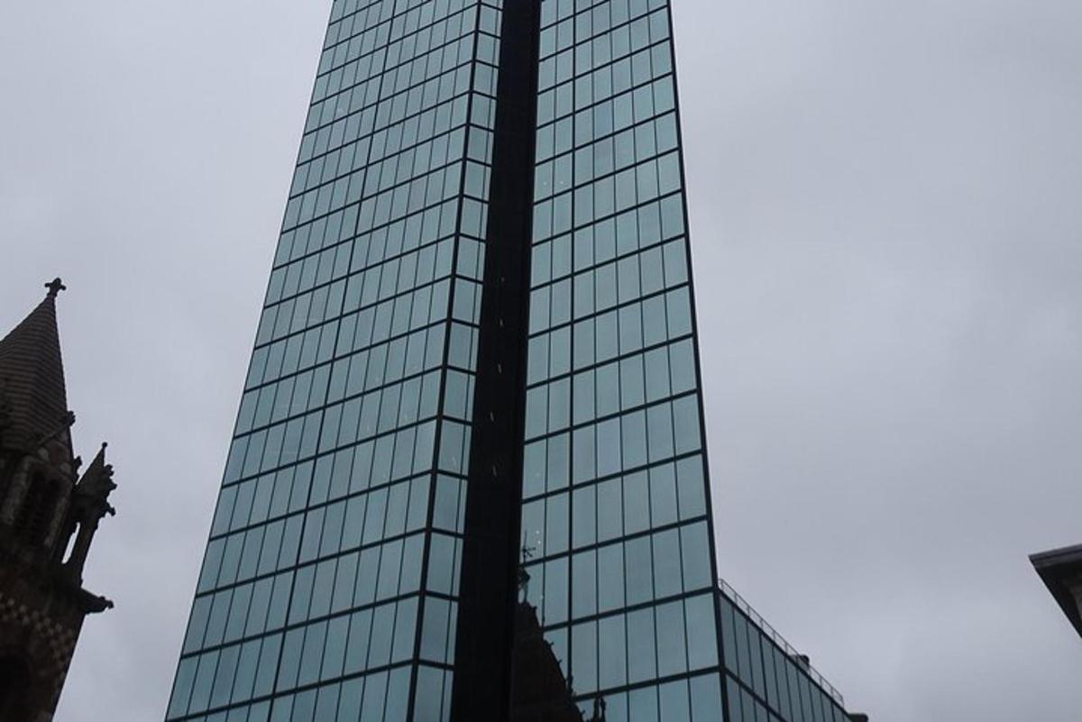 un edificio alto con finestre di vetro