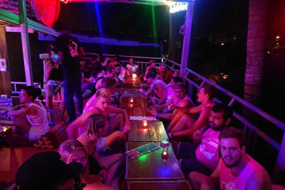 Un grupo de personas sentadas en un bar por la noche.