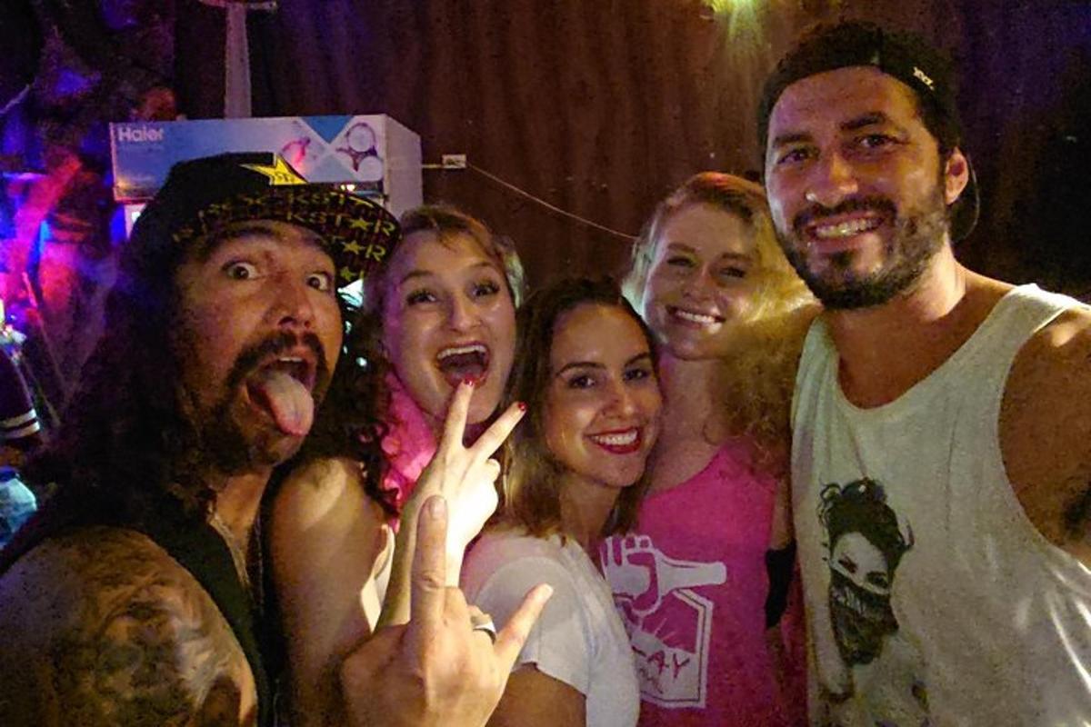 Un grupo de personas sacando la lengua en una fiesta.