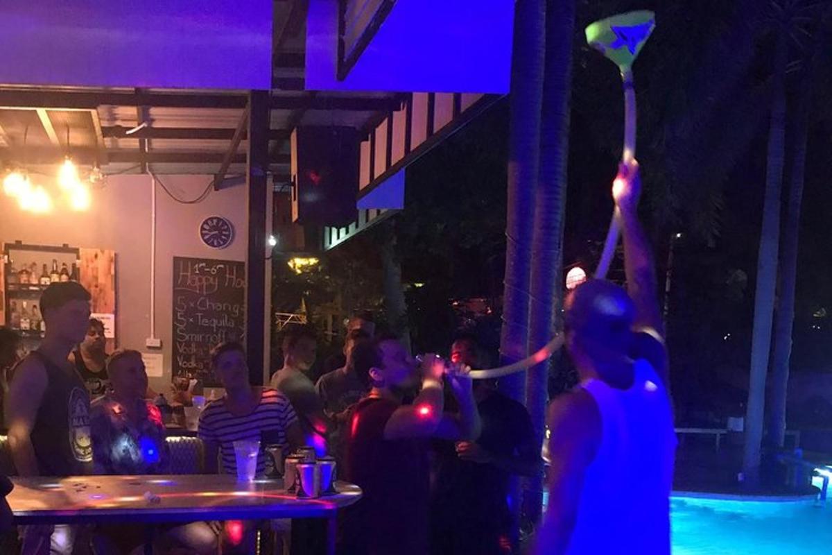 Una persona sostiene una cometa en un bar.