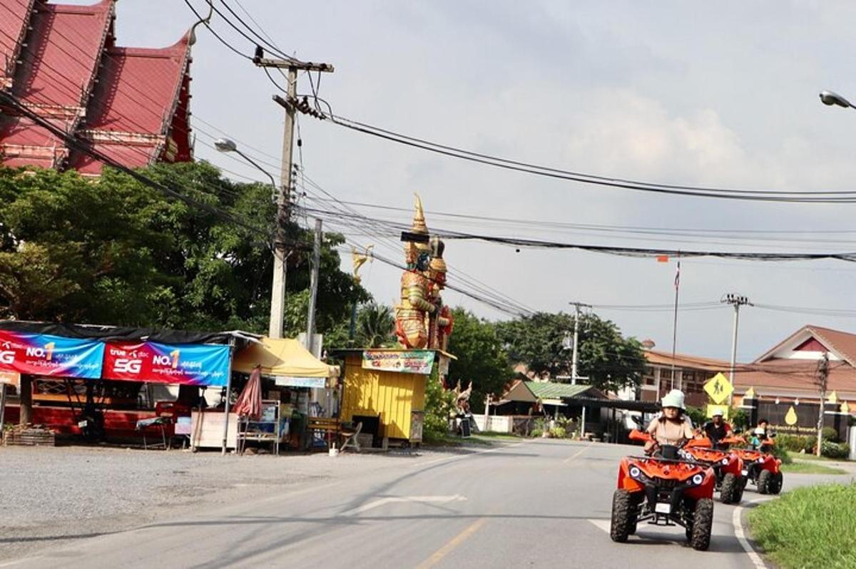 seorang lelaki menunggang motosikal di sebatang jalan