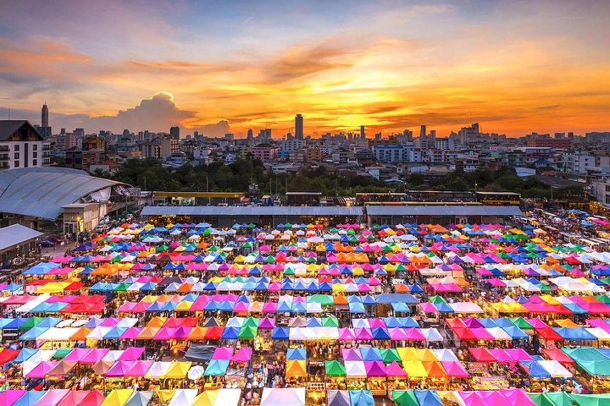 uma grande multidão de guarda-chuvas coloridos em uma cidade