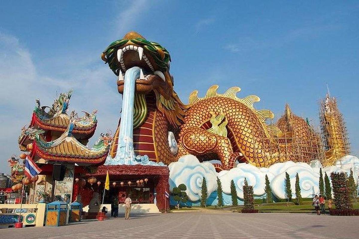 a building with a dragon on the side of it