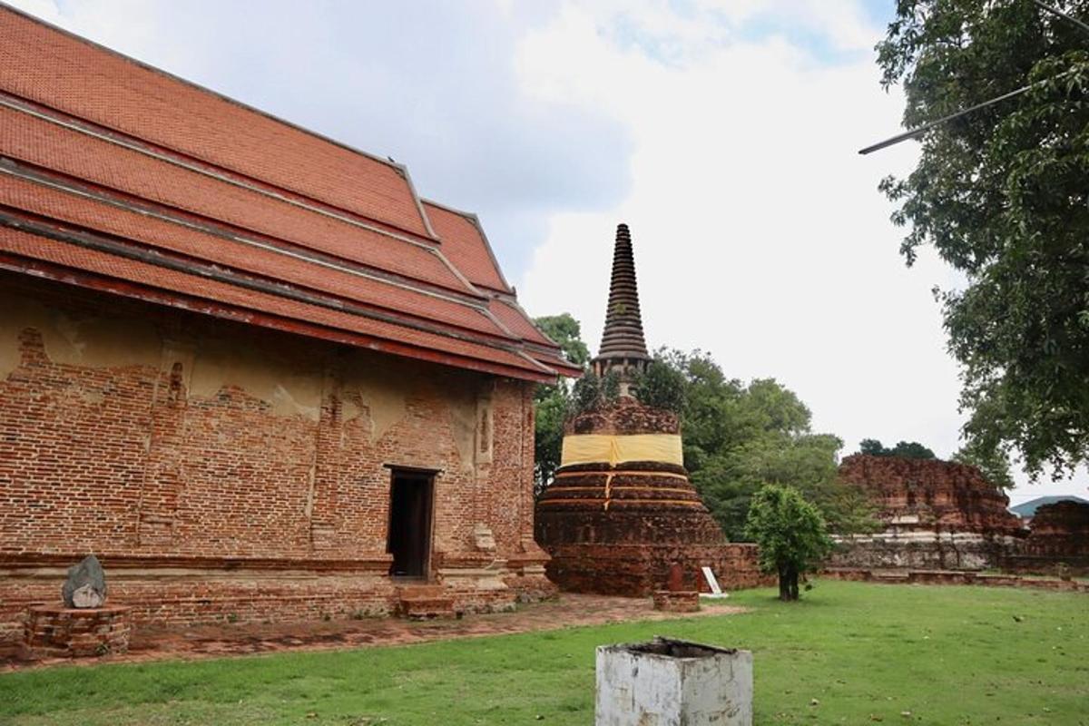 bangunan bersebelahan dengan bangunan dengan latar belakang pagoda