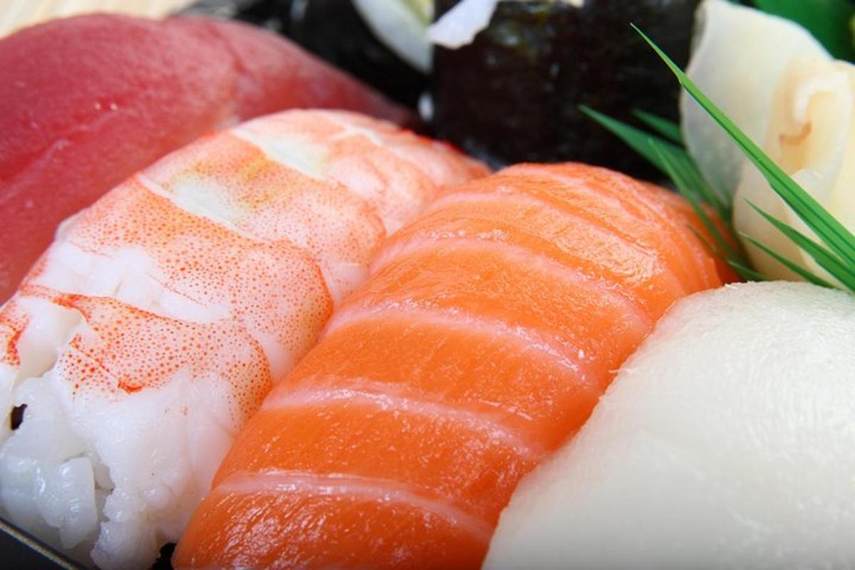 sepiring sushi dengan salmon dan makanan lainnya