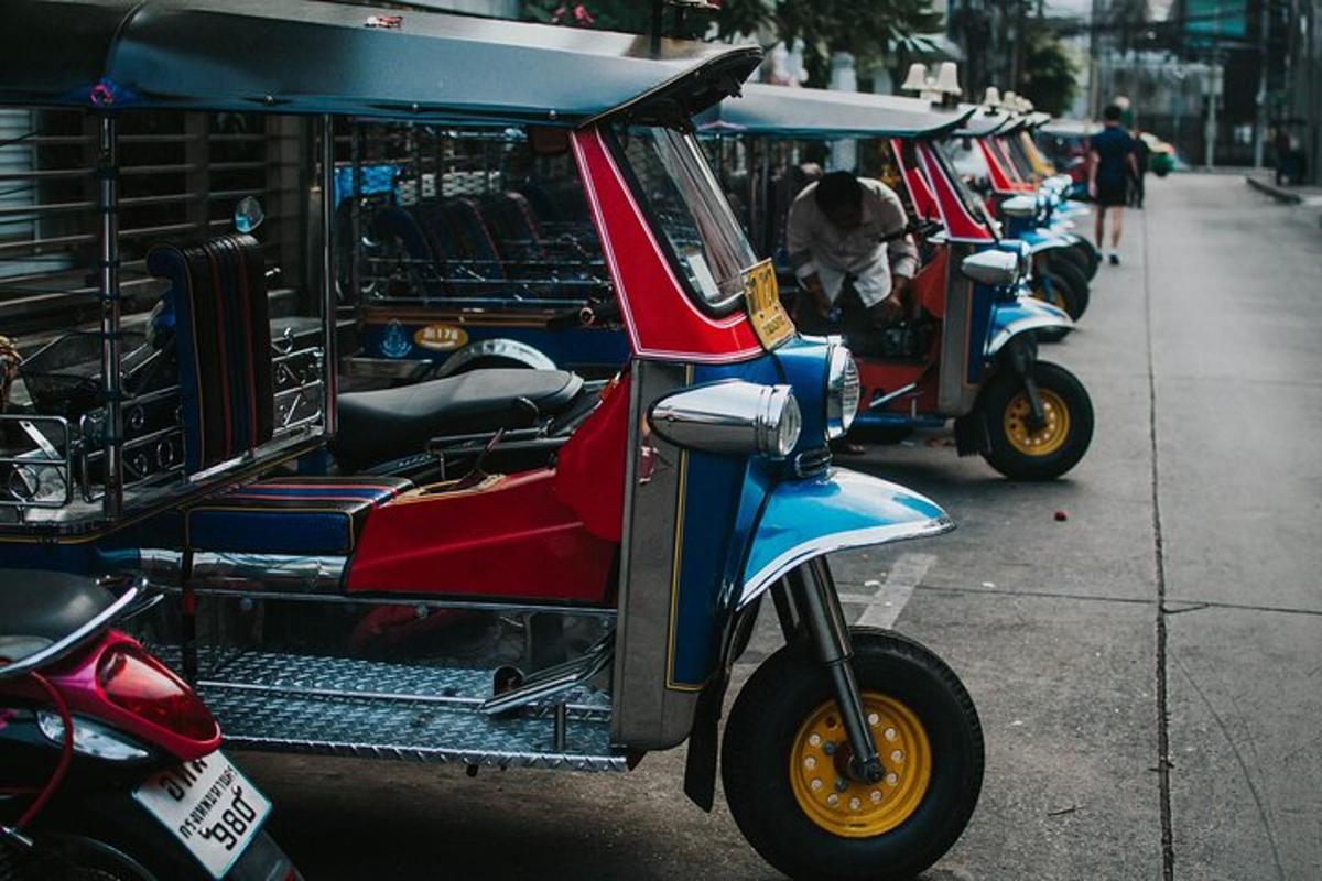 deretan motor skuter yang diletakkan di jalan bandar
