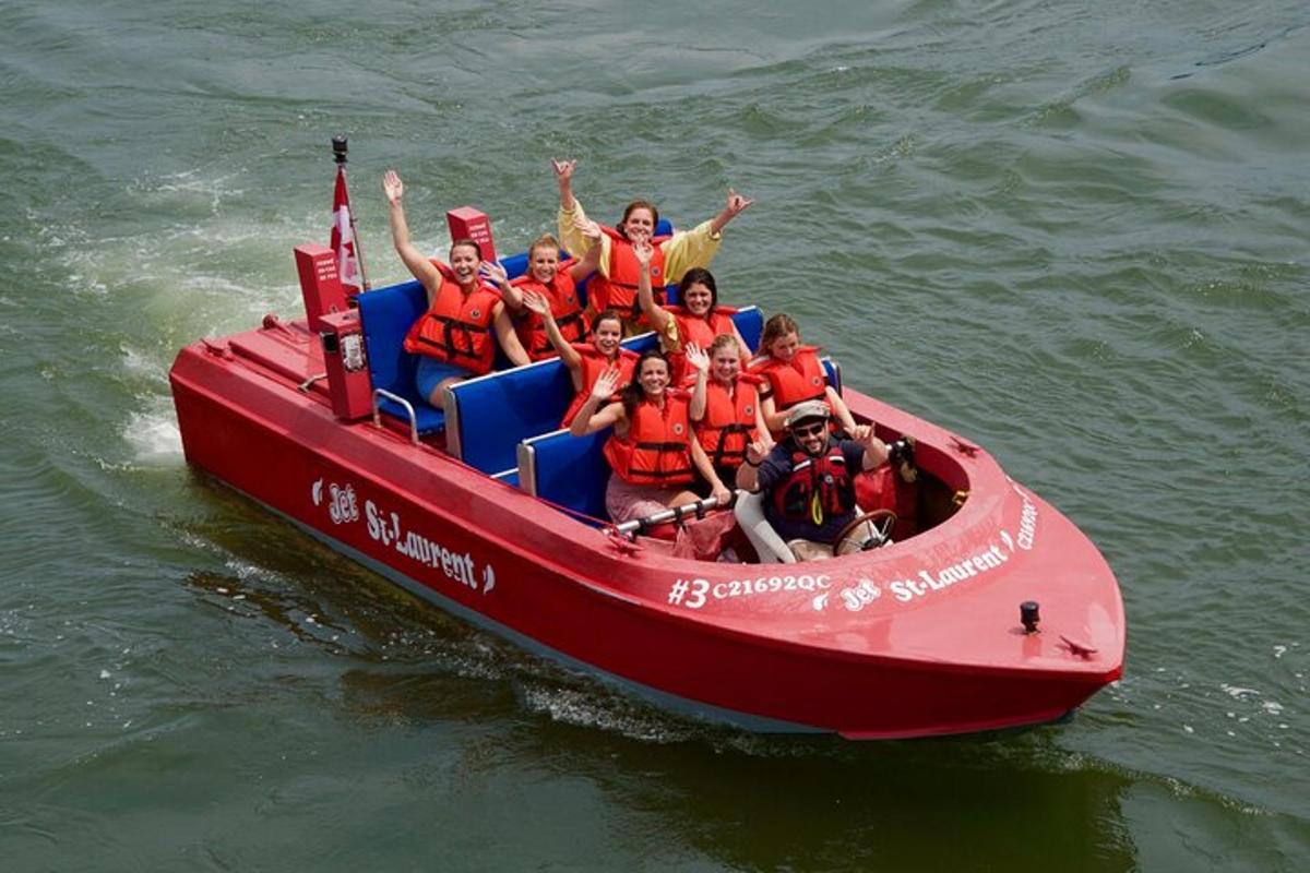 un gruppo di persone su una barca rossa in acqua