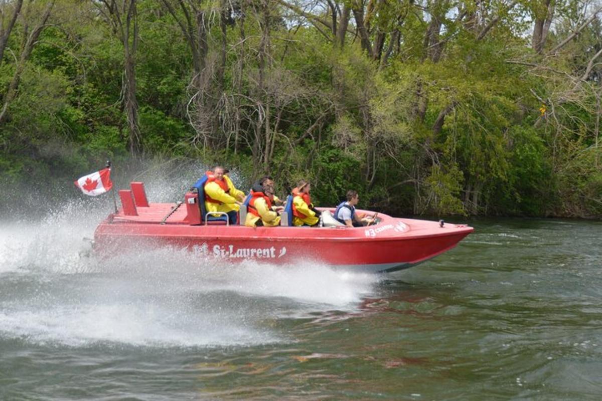 un gruppo di persone su una barca rossa su un fiume
