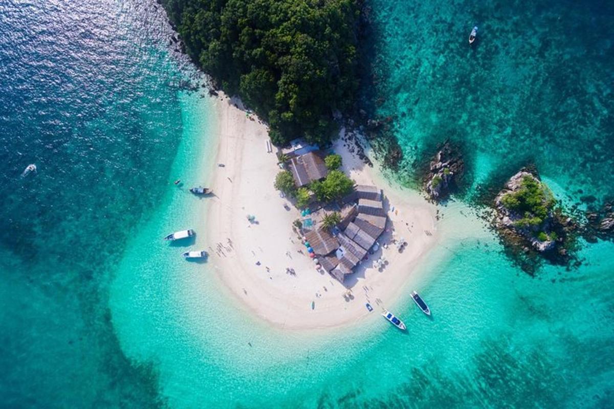 una vista aerea di una piccola isola nell'oceano