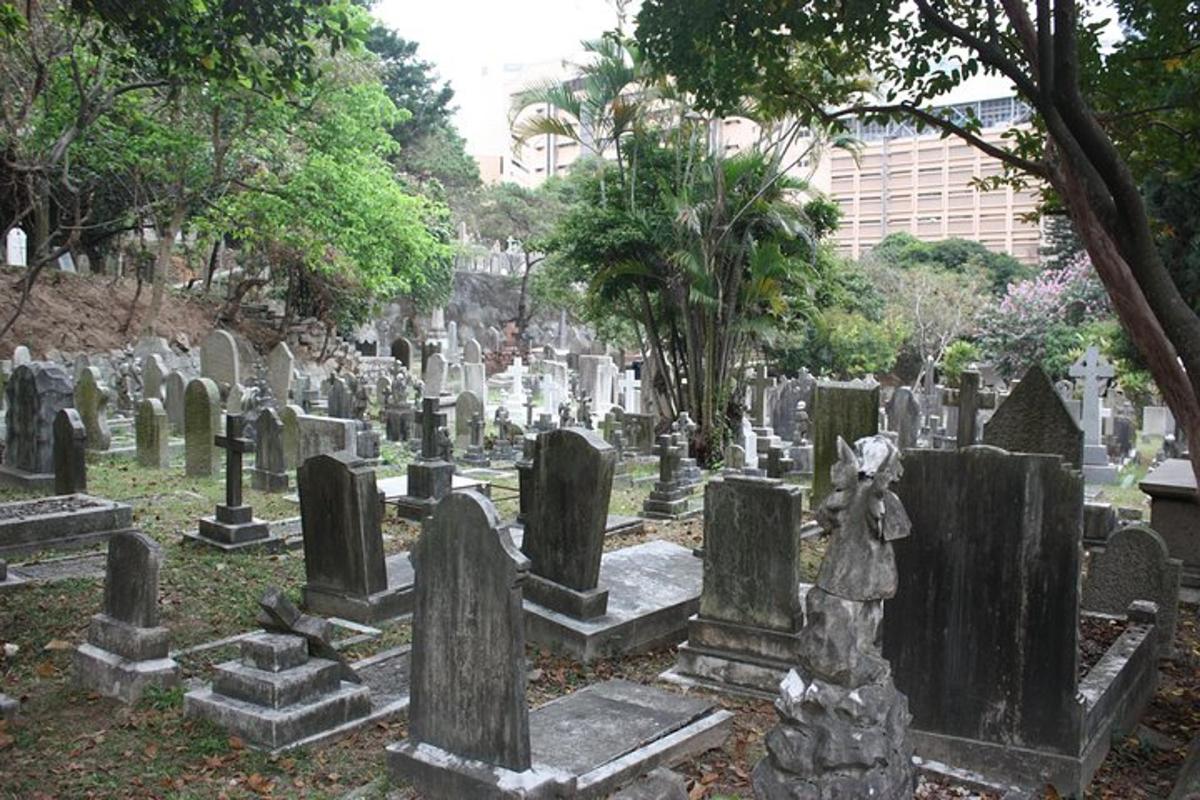 un grupo de tumbas en un cementerio