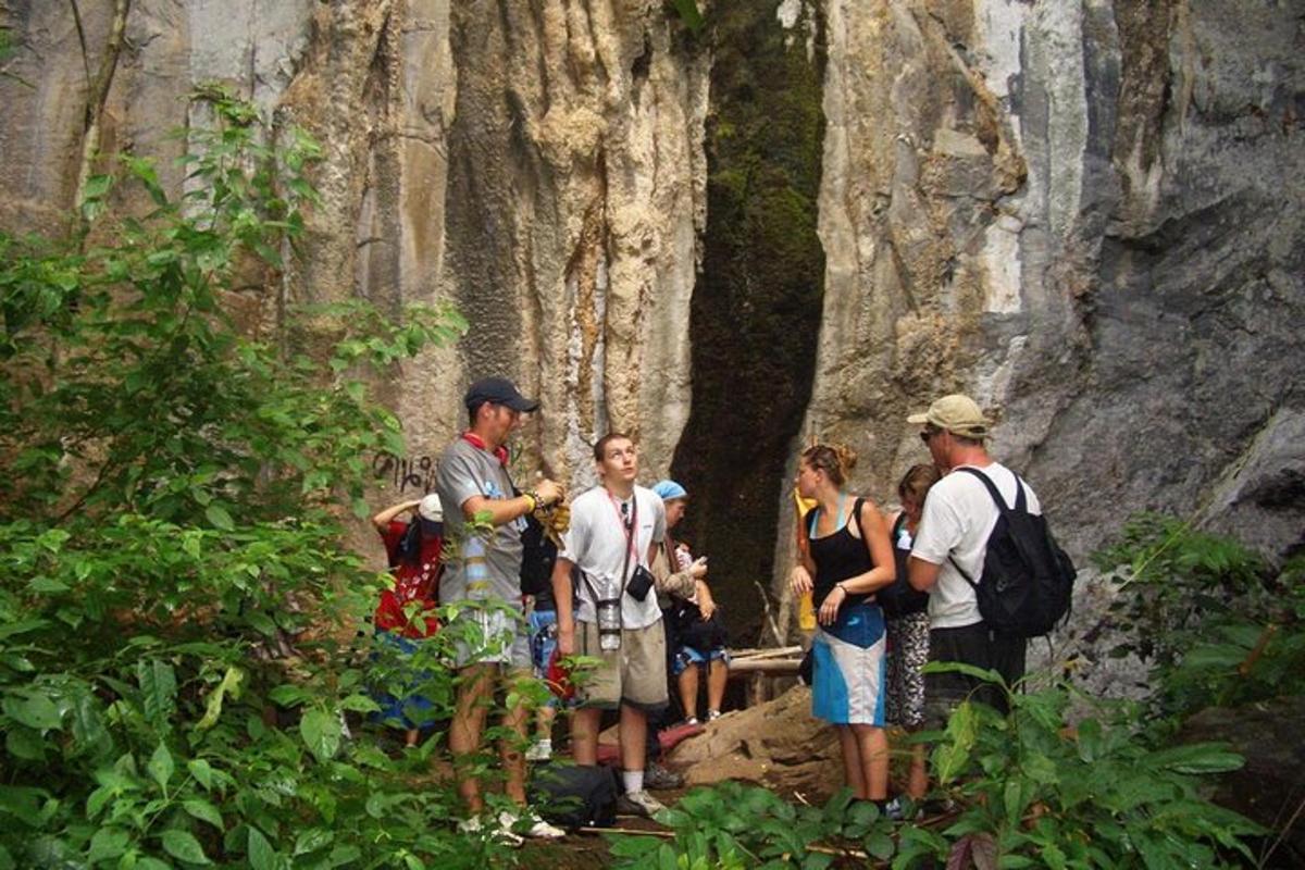 eine Gruppe von Menschen steht vor einem Berg