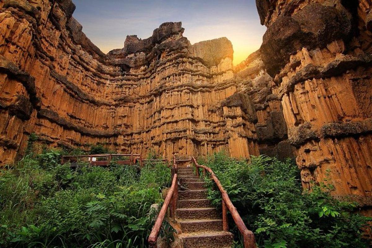 eine Treppe, die zu einer Schlucht mit Felsen führt