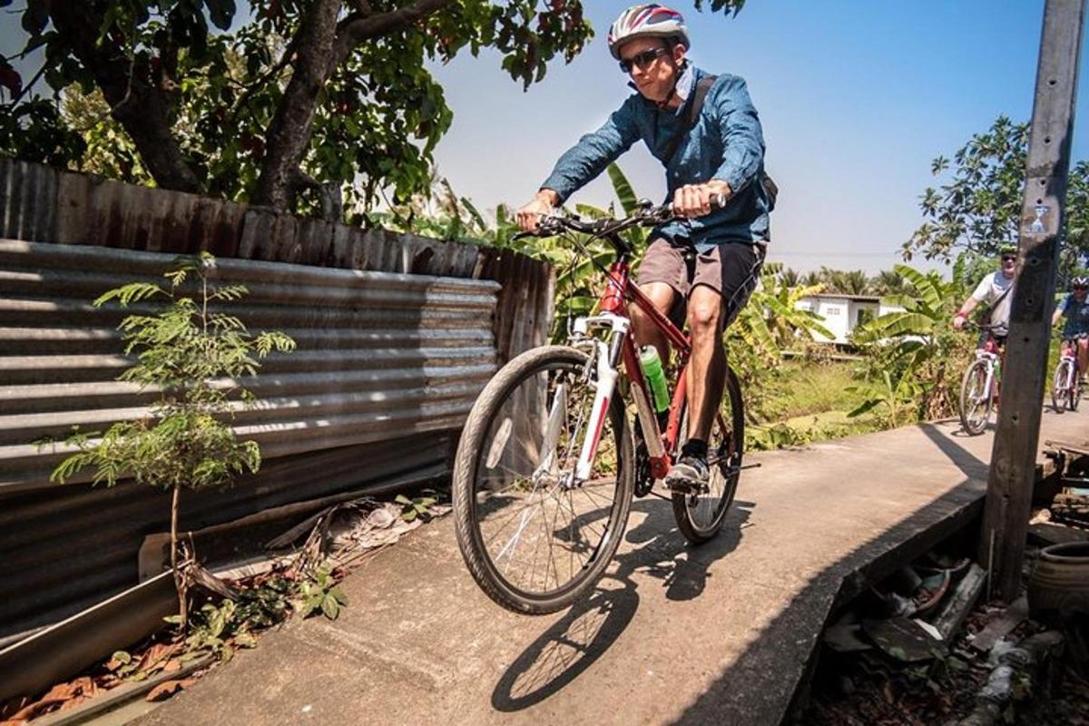 un bărbat mergând cu bicicleta pe o potecă