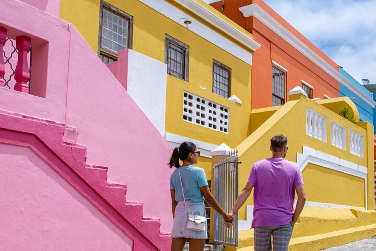 una coppia che cammina davanti a un edificio colorato
