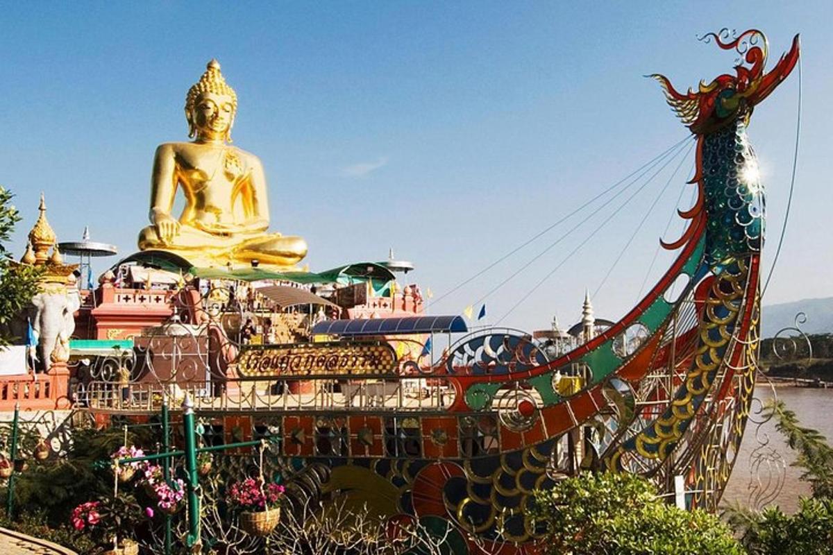 una gran estatua dorada frente a un templo