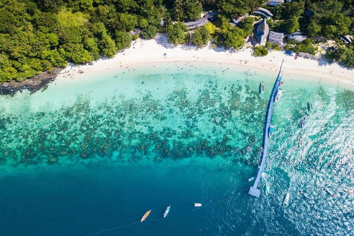 pemandangan udara pantai dengan perahu di dalam air