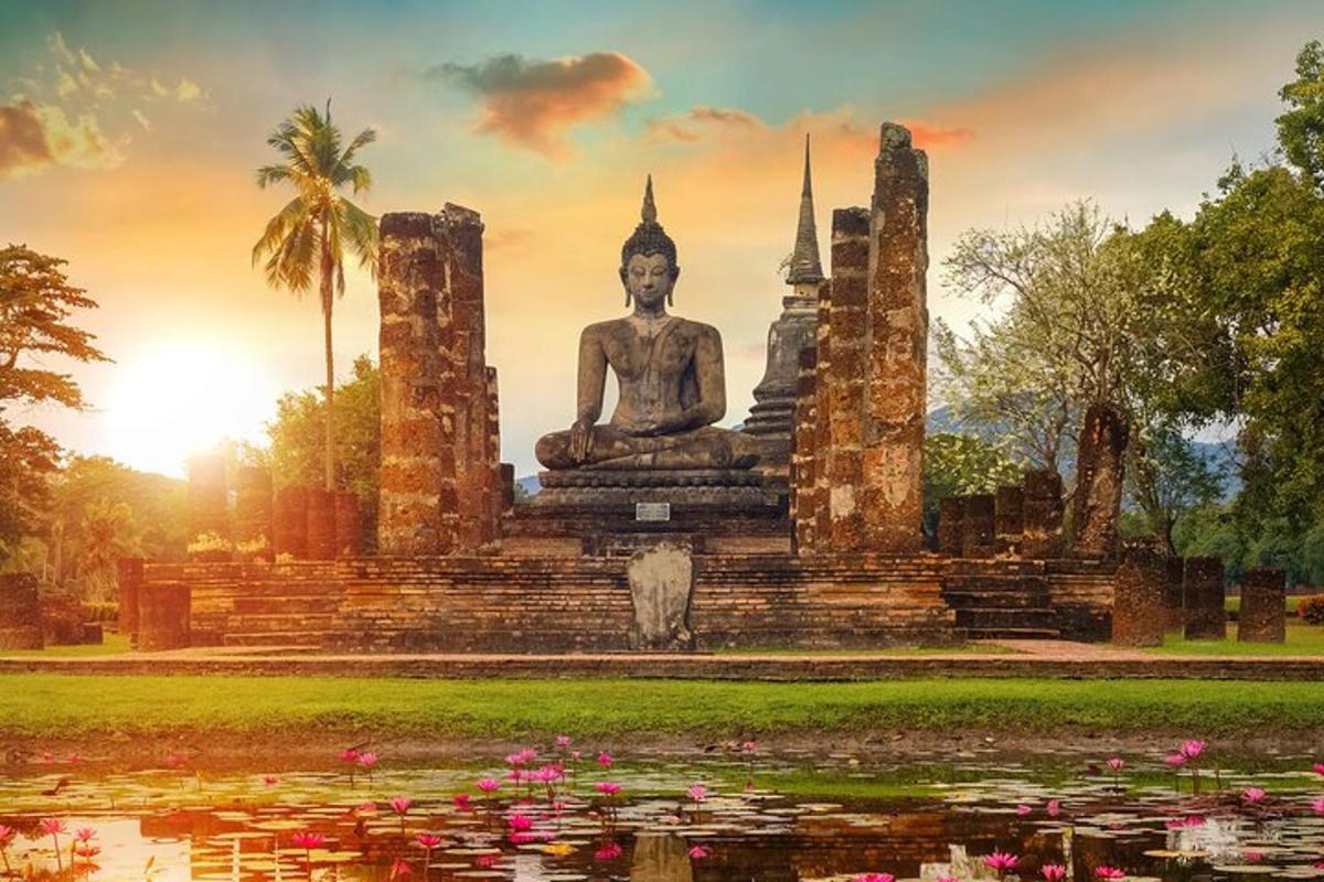 o statuie a lui Buddha într-un parc cu un iaz